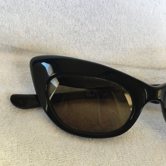French TWE Sunglasses display picture 1